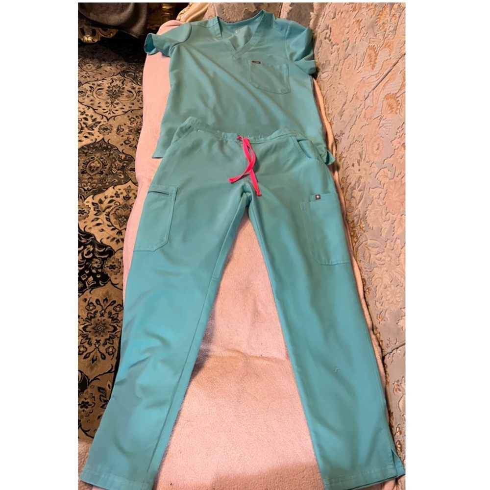 FIGS scrub top and pants set..